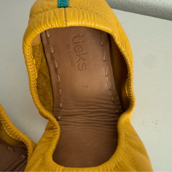 Tieks Flats Women’s Size 7 Flats Mustard Yellow Leather Cushioned Foldable - Picture 2 of 7